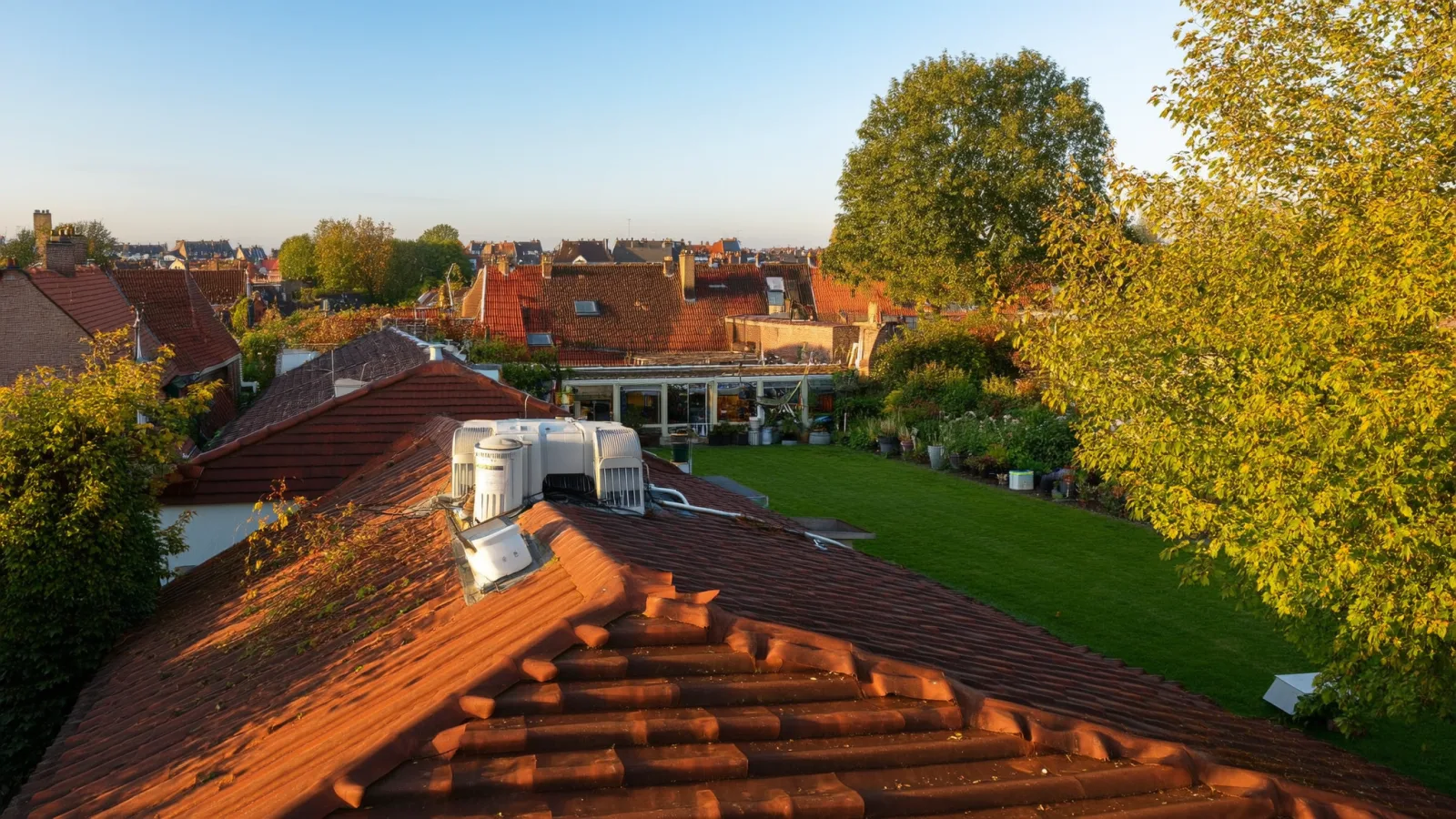 Warmtepomp plat dak woning: kosten & valkuilen 2026