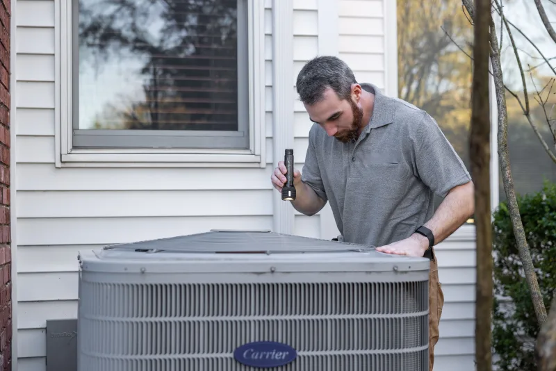 Gecertificeerde monteur controleert een warmtepomp bij een woning
